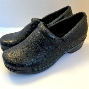 Yuu black clogs size 8